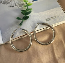 Load image into Gallery viewer, HUANZHI 2019 New Minimalist Gold Metal Large Circle Geometric Round Big Hoop Earrings for Women Girl Wedding Party Jewelry

