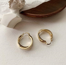 Load image into Gallery viewer, HUANZHI 2019 New Minimalist Gold Metal Large Circle Geometric Round Big Hoop Earrings for Women Girl Wedding Party Jewelry
