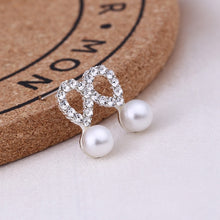 Load image into Gallery viewer, Women Exquisite Small Stud Earrings Crystal Simlated Pearl Earring For Women Fashion Jewelry pendientes Oorbellen Brincos
