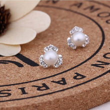 Load image into Gallery viewer, Women Exquisite Small Stud Earrings Crystal Simlated Pearl Earring For Women Fashion Jewelry pendientes Oorbellen Brincos
